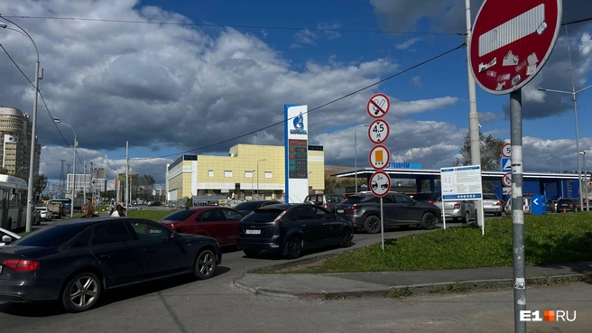 На этой заправке бензин продают от 63 рублей за литр | Источник: Софья Соснова / E1.RU