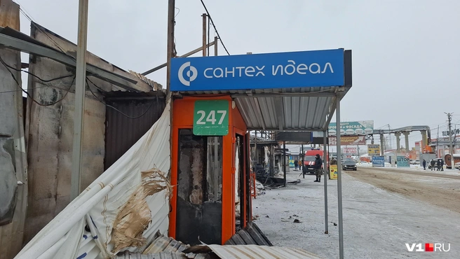 Редкие вывески с номерами складов чудом уцелели в пожаре | Источник: Тимофей Крылов / V1.RU