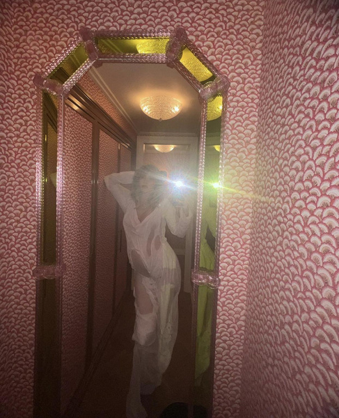 Беременная Сьюки Уоттерхаус позирует в платье-иллюзии из «мокрой» ткани