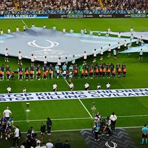 «Хватит убивать»: антивоенная акция с участием детей-беженцев на Суперкубке УЕФА