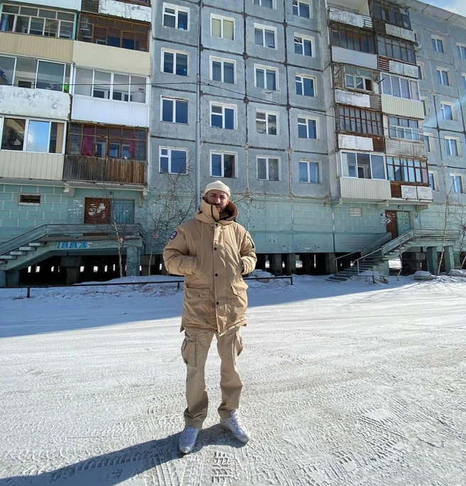 Артист рядом, предположительно, с домом, в котором вырос | Источник: Instagram / I_one_mars (экстремистская организация, деятельность запрещена на территории РФ)