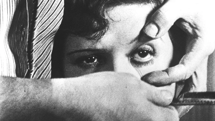 Источник: Кадр из фильма «Андалузский пес» (Un chien andalou), 1929 г.