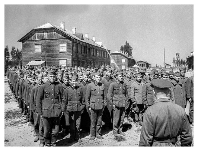 Пленные в лагере МВД на утреннем разводе | Источник: Русская семерка
