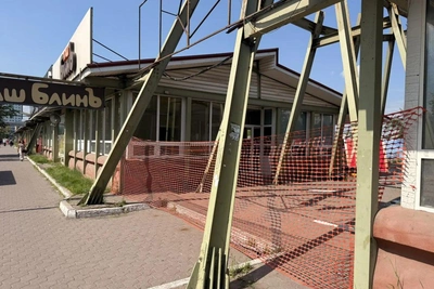Павильоны на Предмостной огородили сеткой