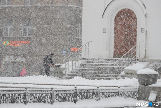 Коммунальщики борются со стихией | Источник: Андрей Бортко / NGS.RU