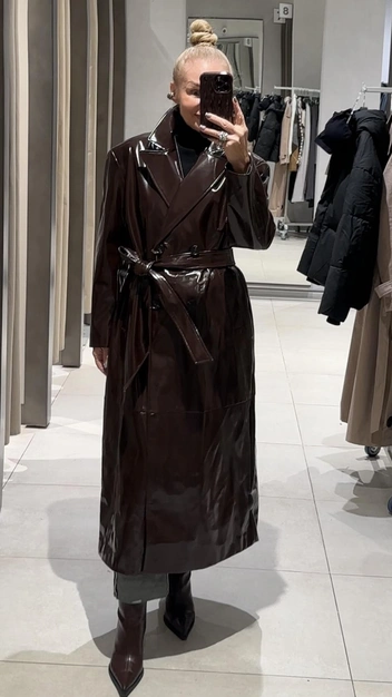 Лаковый тренч&nbsp;— альтернатива уже приевшимся тканевым бежевым | Источник: Оксана Мамедова