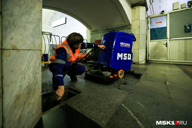 Галина работает в подземке больше 30 лет | Источник: Артем Устюжанин / MSK1.RU