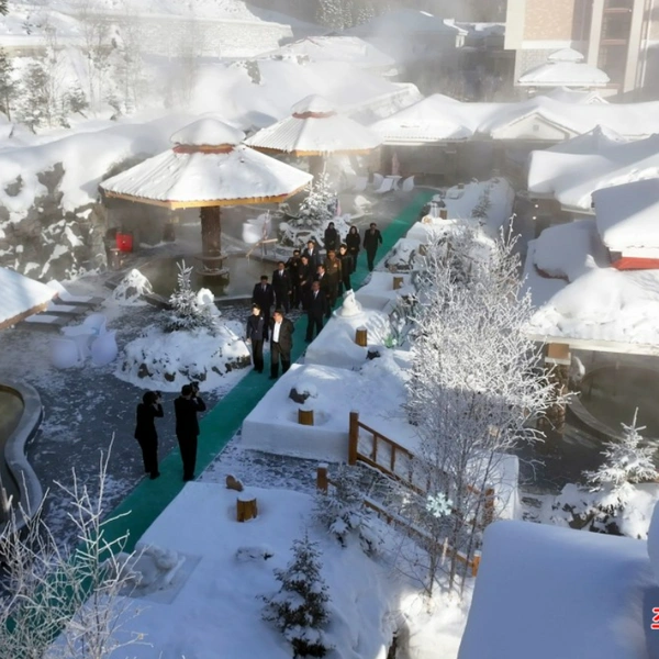 Ким Чен Ын открыл новый горнолыжный курорт на севере КНДР. 25 фото вождя с дочерью и пяти новых отелей