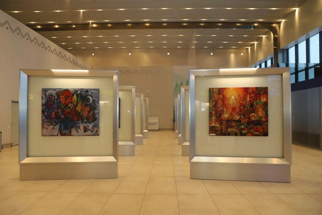 Шестнадцать крупноформатных работ знакомят пассажиров с характером Кузбасса через искусство | Источник: пресс-служба компании «Аэрокузбасс»