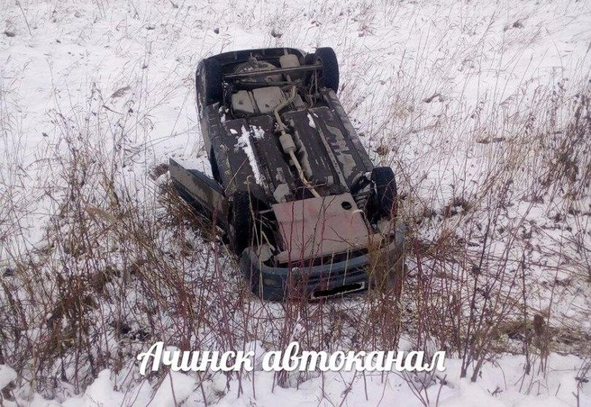 Автомобиль перевернулся и вылетел с дороги из-за гололёда | ngs24.ru