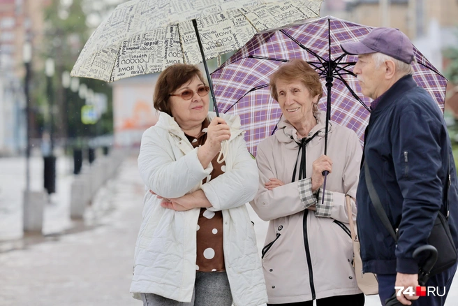 Запаслись дождевиками и зонтами  | Источник: Наталья Лапцевич