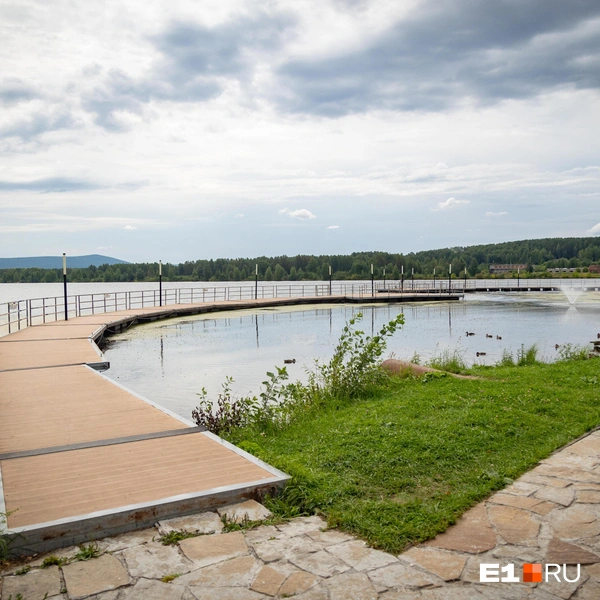 Благоустроенную набережную облюбовали уточки | Источник: Владислав Лоншаков / E1.RU