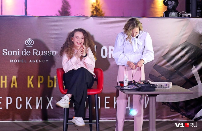 Визажист прямо во время показа сделала гостье шикарный макияж | Источник: Юлия Мукан