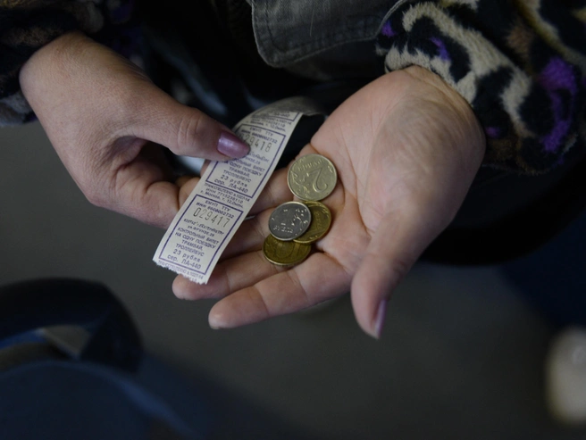 Пассажирка расплатилась купюрой в 5 рублей и монетами | Источник: Артем Устюжанин / E1.RU