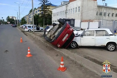 Массовое ДТП в Омске: иномарка перевернулась и врезалась в три авто