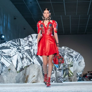 Языческая мистика и старинные предания в коллекции Alexander McQueen SS 2019