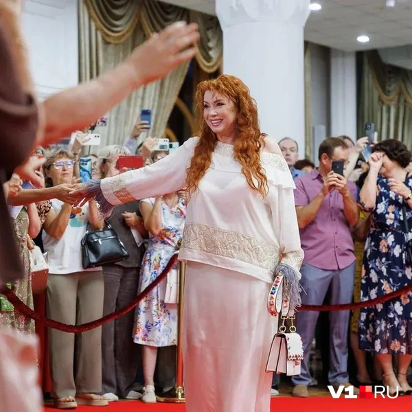 Вера Сотникова призналась, что была очень рада вновь вернуться в родной город и встретиться с земляками | Источник: Алексей Волхонский / V1.RU