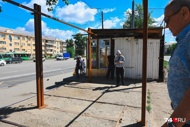 Раньше тут был навес, под которым можно было укрыться от дождя  | Источник: Михаил Шилкин