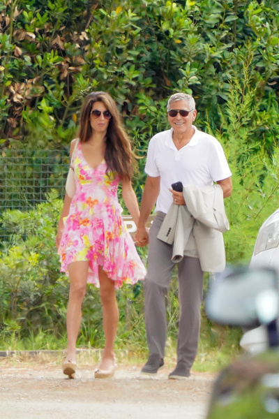 Тропический цветок его души: Джордж Клуни не спускает глаз с Амаль Клуни в мини-платье с орхидеями