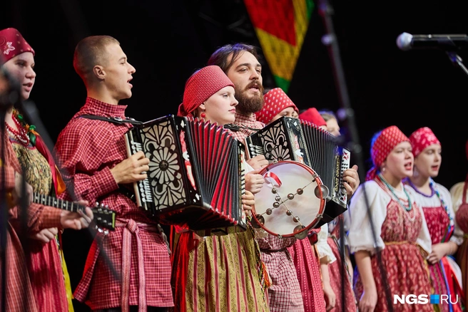 Кроме «Молодецких игр народов России», на площадке работали различные интерактивные локации, выступали артисты | Источник: Александр Ощепков/NGS.RU