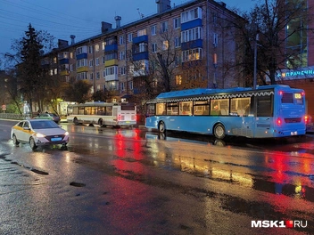 Левый автобус&nbsp;— подмосковный, правый&nbsp;— столичный | Источник: Михаил Мечев / MSK1.RU