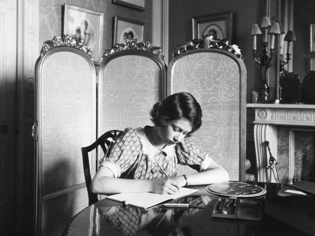 Принцесса Елизавета за учебой в Виндзорском замке, 22 июня 1940 | marieclaire.ru