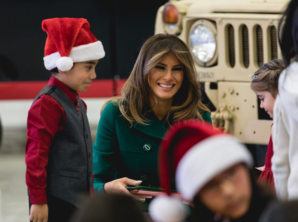 Мелания Трамп на благотворительном мероприятии по подготовке подарков для детей моряков ВМФ США, 13 декабря 2017 года | marieclaire.ru