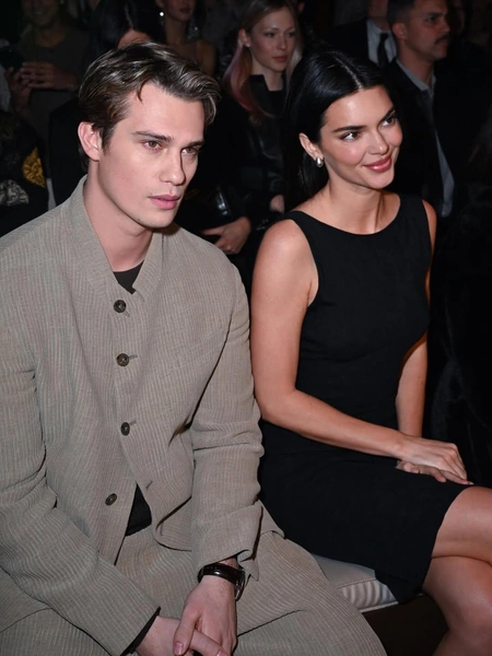 Кендалл Дженнер и актер Николас Галицин на показе и вечеринке Emporio Armani — фото | marieclaire.kz