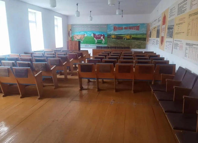 Большой зал с мотивирующими плакатами  | Источник: Сайт объявлений