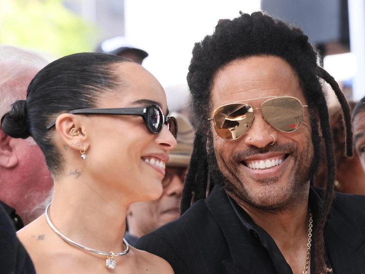 Зои Кравиц сопровождает отца, музыканта Ленни Кравица, на церемонии открытия его звезды на Голливудской Аллее славы, 12 марта 2024 года