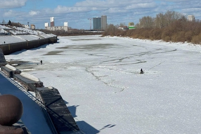 Тюменцы рыбачат на опасном весеннем льду Туры