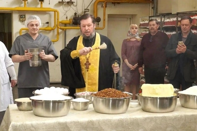 Пасхальные куличи освятили на оренбургском хлебозаводе