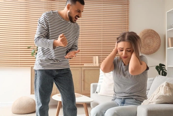 Жертва — каждый второй: что известно о насилии над молодыми россиянами