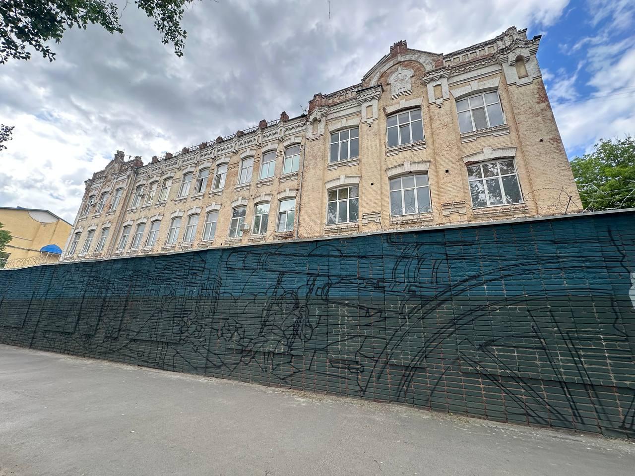 «Будет странно: разрисуют, а она просто рухнет»: в центре Ростова «падающую» стену решили расписать военными граффити