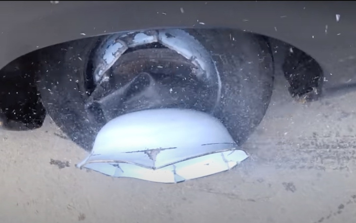 Русские умельцы поставили автомобилю диск из тазиков для стирки, но далеко на нем не уехали (видео)