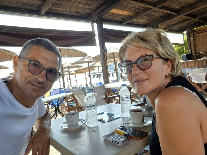 «Я сразу схватила его за ноги и подумала: „Если умирать — то вместе“». Пассажира наполовину вытянуло из разбитого иллюминатора боинга