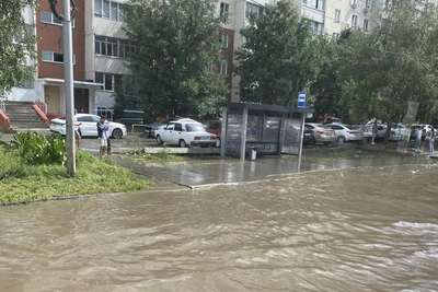 Новосибирск после ливня: автомобили тонут, остановка ушла под воду