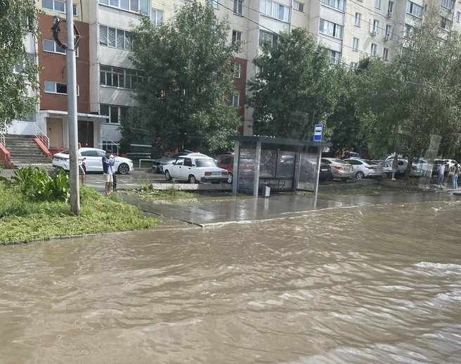 Вода подобралась к остановочному пункту | Источник: Читатель НГС