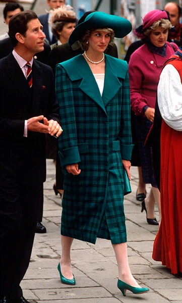 1985 год. Диана и Чарльз в Венеции. На леди Ди - пальто от Emanuels (авторов ее свадебного платья).