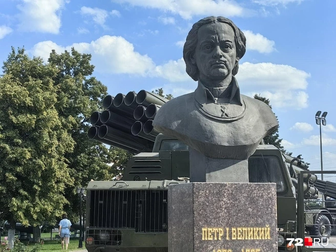 Конечно, есть и бюст Петра Первого. Именно с годов его правления и начинается большая история оружейного завода | Источник: Павел Красоткин / 72.RU 