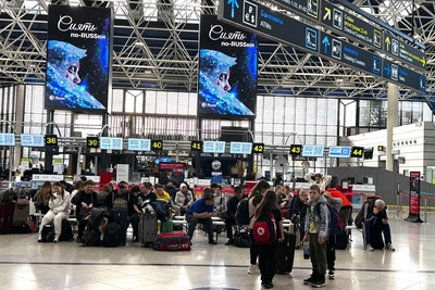 Аэропорт Сочи остается закрытым после отмены угрозы