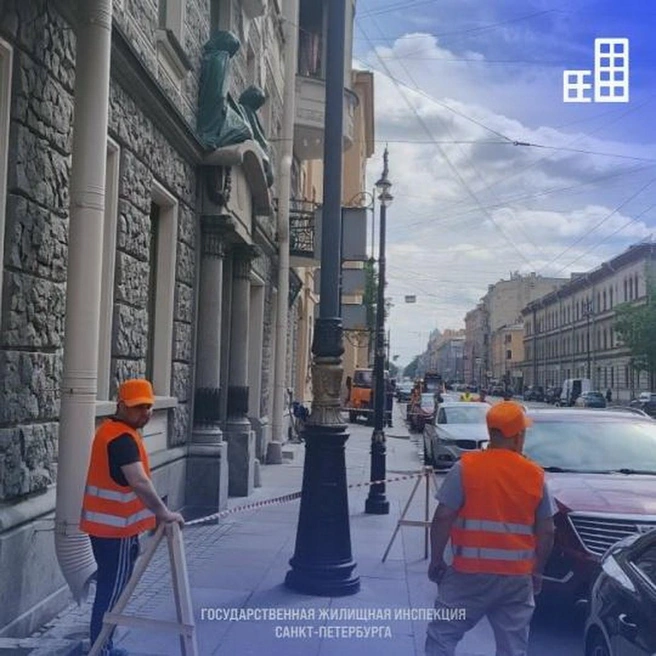 Коммунальщики собрались в центре Петербурга на учения. На Кирочной улице убирали то, чего еще нет | Источник: Государственная жилищная инспекция / «ВКонтакте»