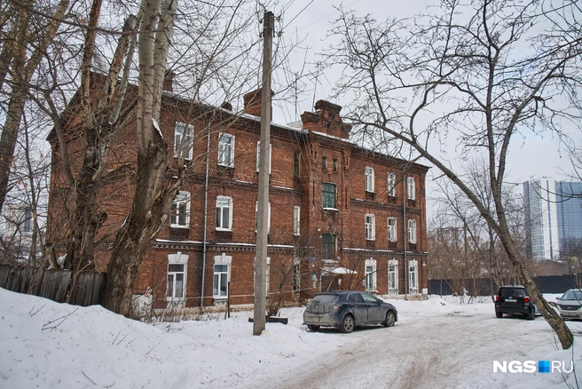 Это здание в Военном городке было построено в начале ХХ века для размещения шести семей старшего офицерского состава | Источник: Александр Ощепков / NGS.RU