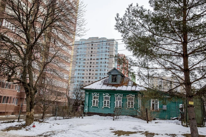 На Суздалке частные дома соседствуют с современными многоквартирными ЖК | Источник: Александра Мамонтова / 76.RU