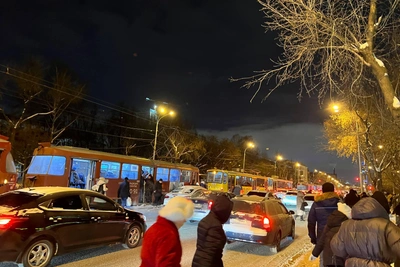 В Екатеринбурге трамваи встали из-за искрящей контактной сети