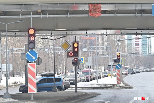 Из крайней левой полосы можно повернуть только налево, но светофор это запрещает | Источник: Василина Любимова / 59.RU