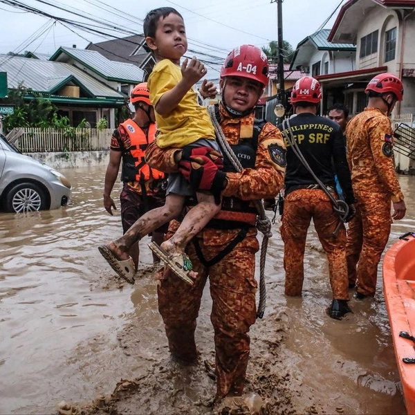 Машины смывает потоками, местные жители пытаются спастись от наводнения на крышах домов | Источник: Фобос. Катаклизмы и катастрофы природы / Telegram