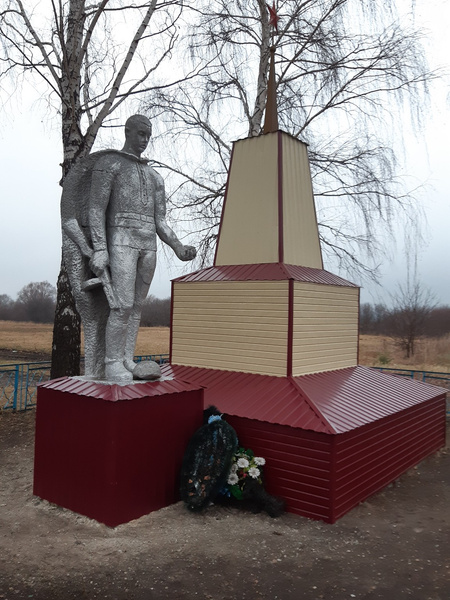 В Мордовии памятник погибшим в Великой Отечественной войне отреставрировали сайдингом, но после негодования жителей обещали все переделать (фото)
