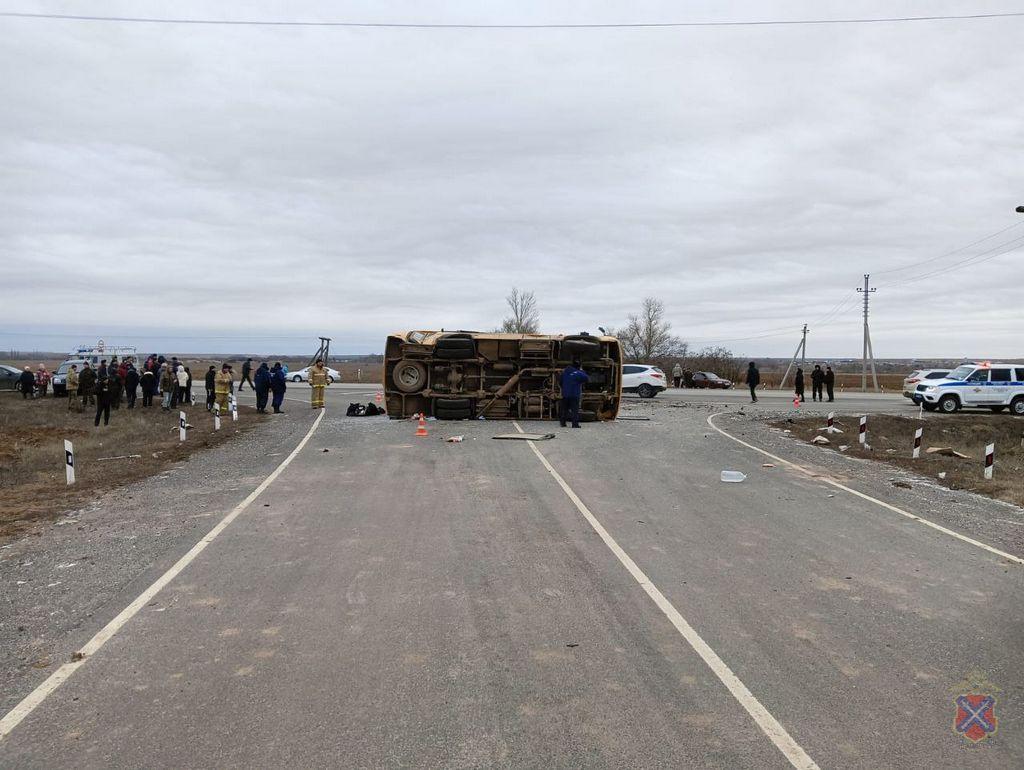 В катастрофе школьного автобуса под Волгоградом ранены семь детей и один взрослый: полный список пострадавших