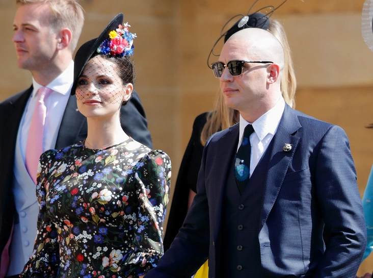 Том Харди с супругой Шарлоттой Райли на свадьбе принца Гарри и Меган Маркл, 19 мая 2018 года